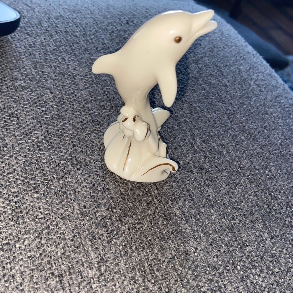 Lenox dolphin with gold trim T5
